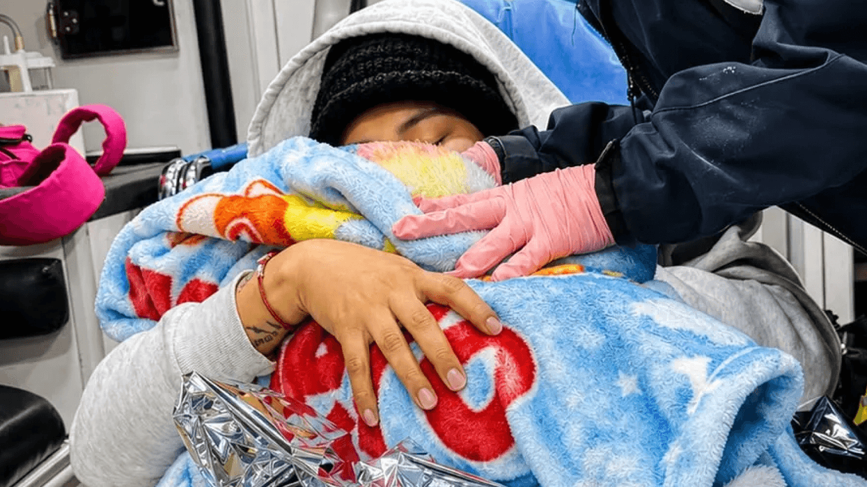 Paramédica atiende a madre y recién nacido dentro de una ambulancia en Colón