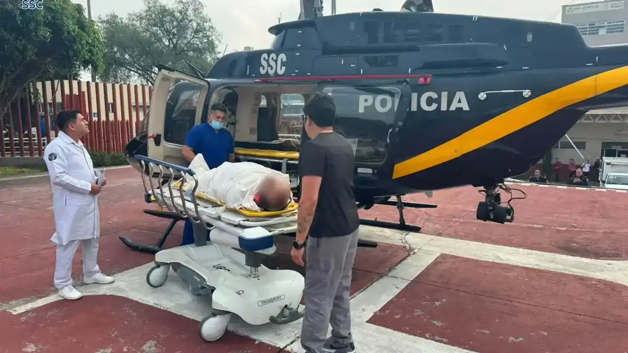 Paramédicos colocan a un paciente en una camilla junto a un helicóptero de los Cóndores de la SSC.