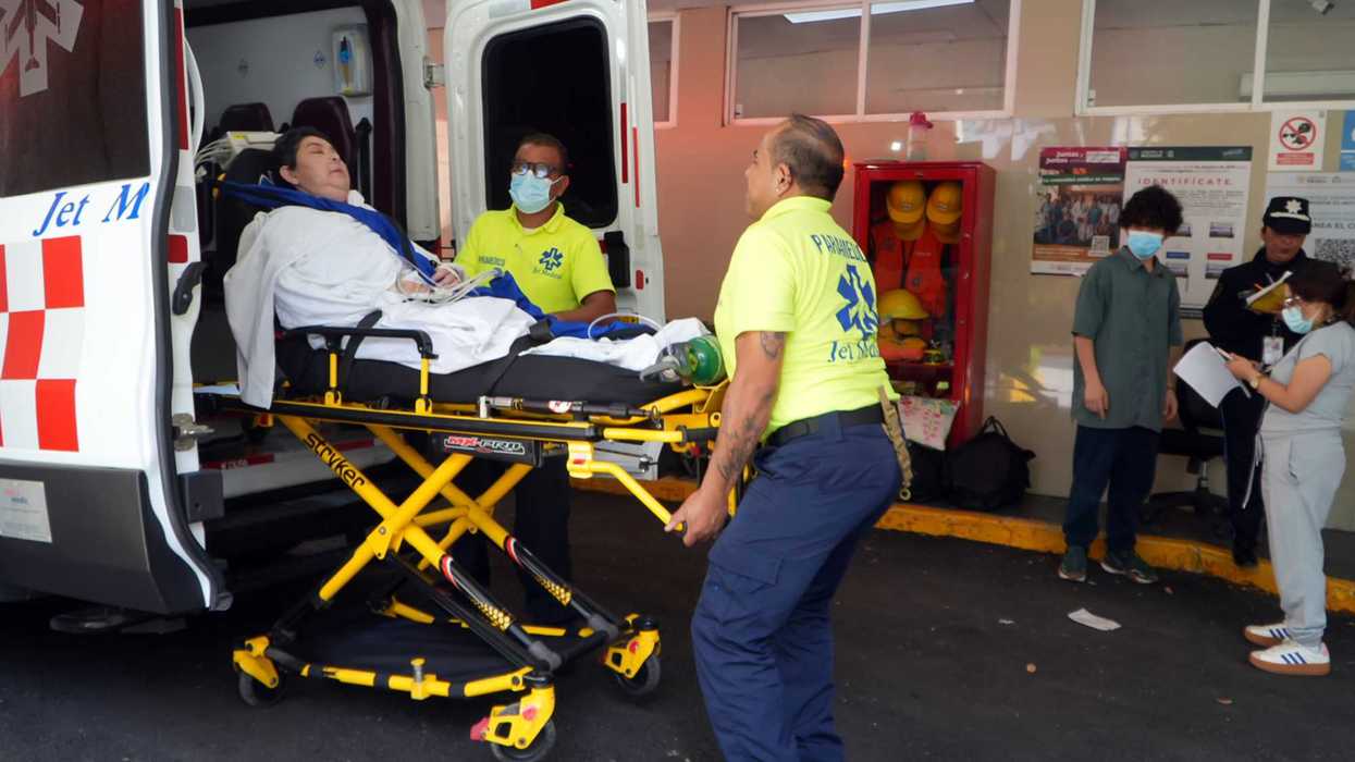 Paramédicos trasladan en camilla a la paciente hacia la ambulancia que la llevó de Chiapas a la Ciudad de México.