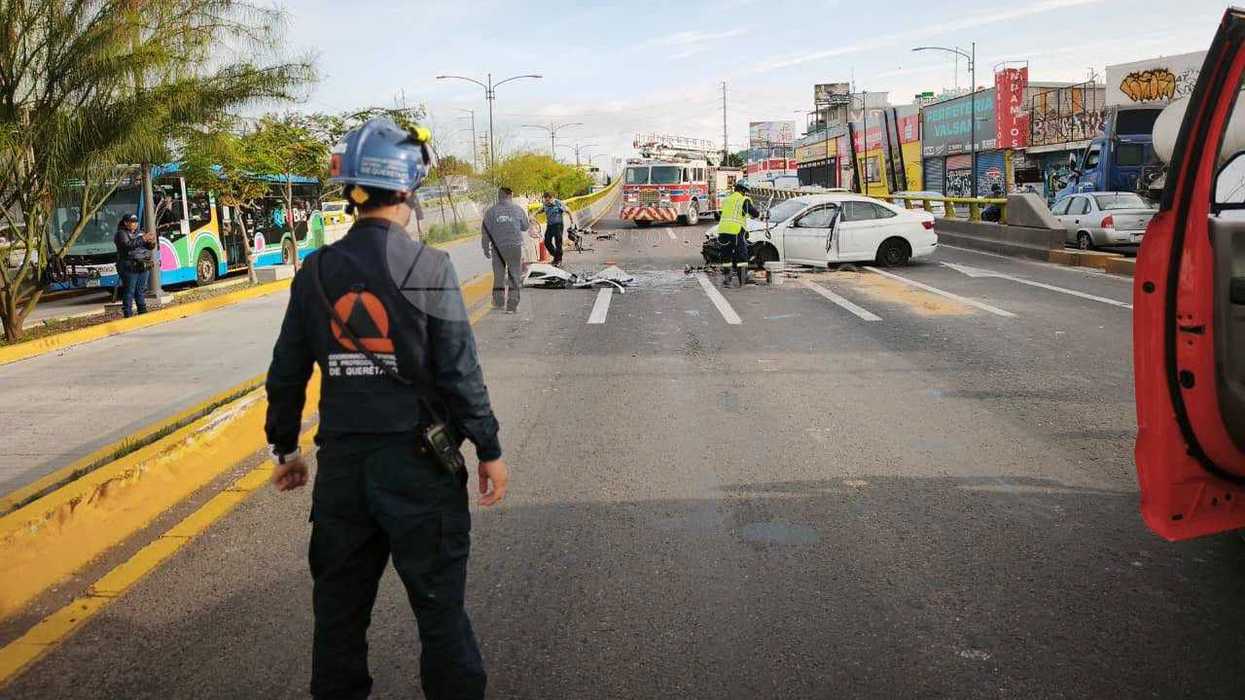 Paramédicos y personal de Protección Civil atienden a dos personas lesionadas tras un accidente vehicular en Paseo 5 de Febrero, en Querétaro.