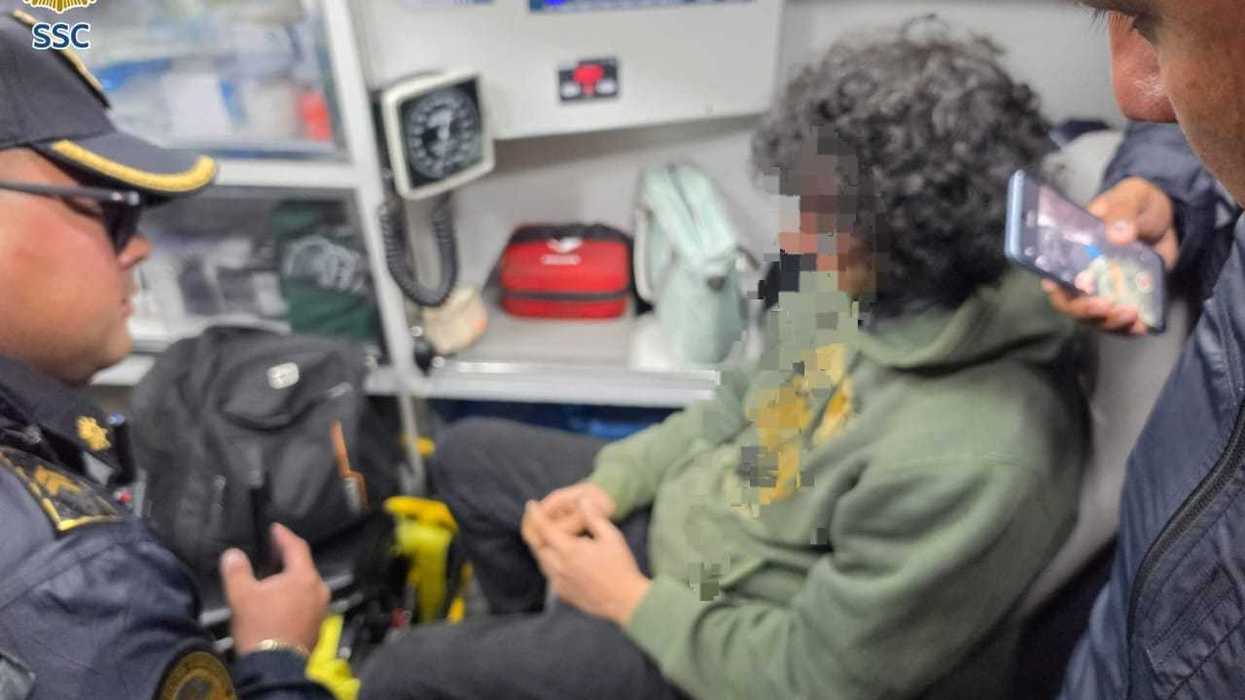 Paramédicos y un policía de la SSC atienden a un hombre en una ambulancia, tras evitar que saltara de un puente.