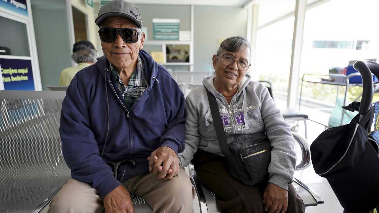 Pareja de adultos mayores espera en la sala de una unidad del IMSS