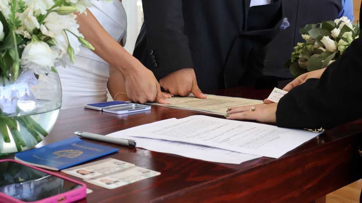 Pareja estampa su huella en el acta durante una boda civil en la Galería del Centro Cívico de Querétaro