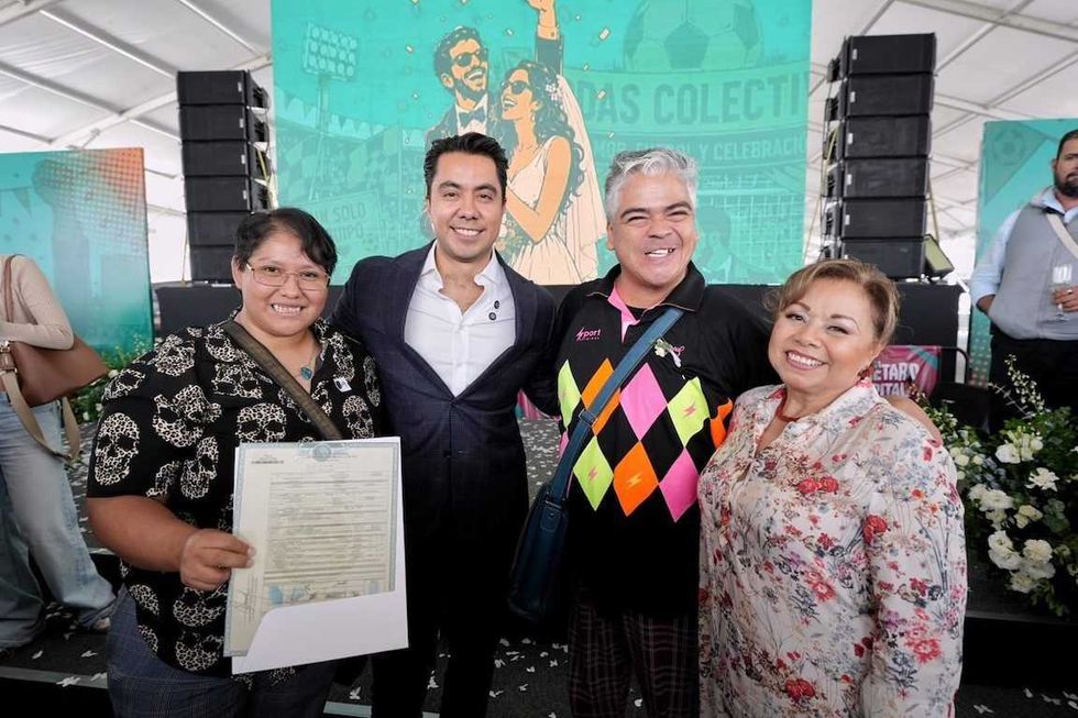 Pareja sostiene acta de matrimonio junto al presidente municipal Felifer Mac\u00edas y otras dos personas en la ceremonia colectiva del Corregidora.