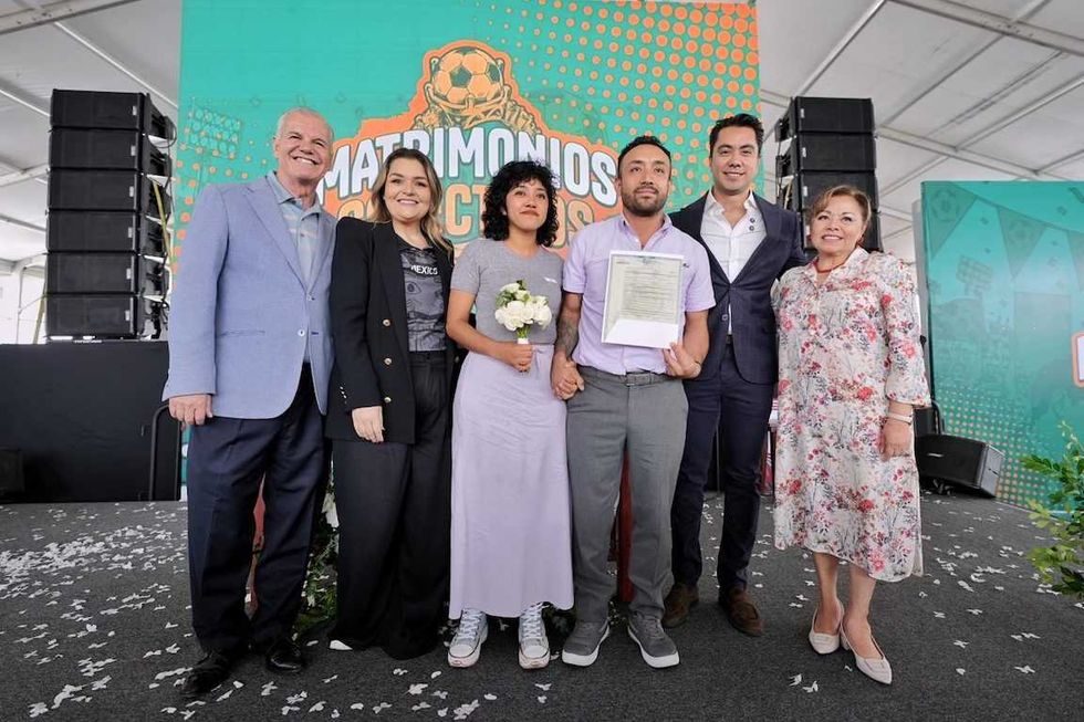 Pareja sostiene acta de matrimonio junto al presidente municipal Felifer Mac\u00edas y otras dos personas en la ceremonia colectiva del Corregidora.