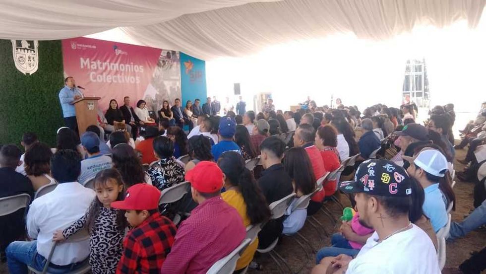 Parejas de San Juan del Río celebran su unión en Matrimonios Colectivos.