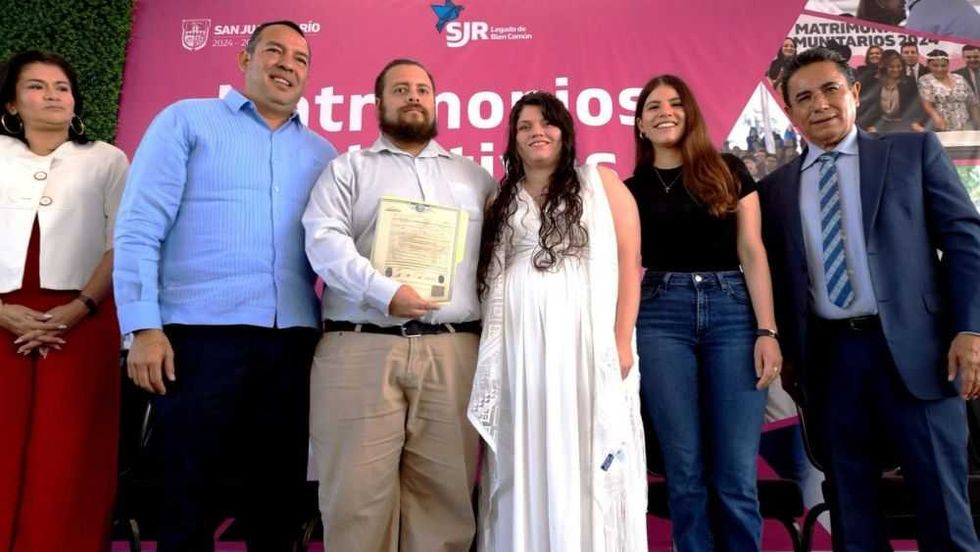 Parejas de San Juan del Río celebran su unión en Matrimonios Colectivos.