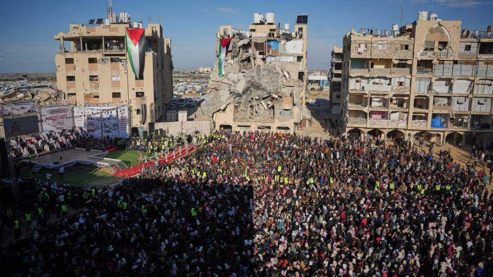 Parejas palestinas celebran una boda masiva entre los edificios destruidos de Gaza. AP.