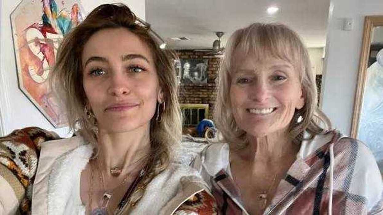 Paris Jackson y Debbie Rowe en selfie, madre e hija reunidas.