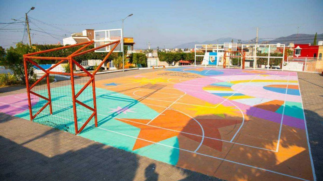 Parque Las Haciendas en San Juan del Río luego de renovación con juegos infantiles reparados y cancha pintada para uso comunitario.