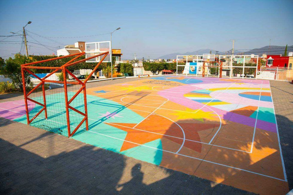Parque Las Haciendas en San Juan del Río luego de renovación con juegos infantiles reparados y cancha pintada para uso comunitario.