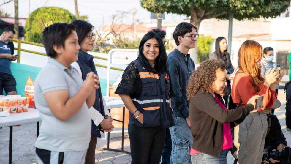 Parque Las Haciendas en San Juan del Río luego de renovación con juegos infantiles reparados y cancha pintada para uso comunitario.