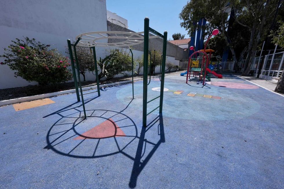 Parque rehabilitado en la colonia Las Plazas en Quer\u00e9taro con juegos infantiles y luminarias nuevas