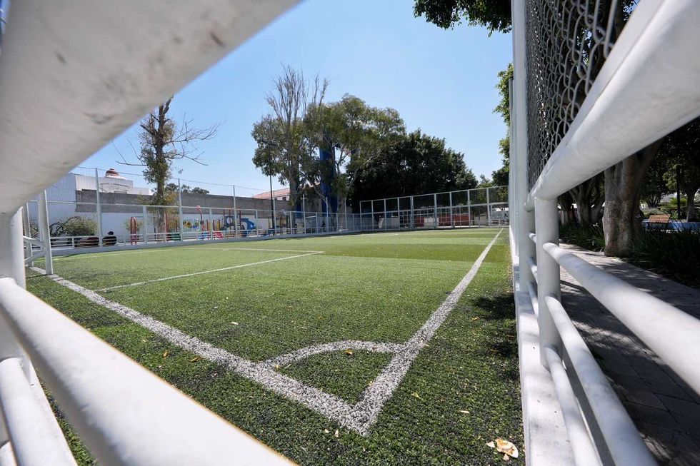 Parque rehabilitado en la colonia Las Plazas en Quer\u00e9taro con juegos infantiles y luminarias nuevas