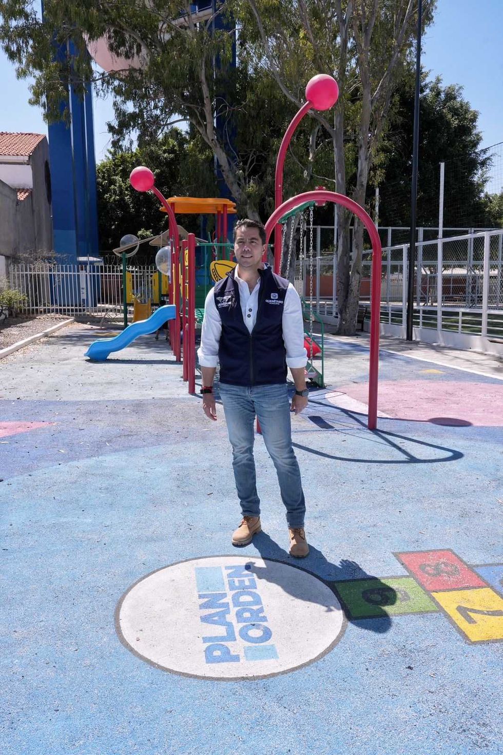 Parque rehabilitado en la colonia Las Plazas en Quer\u00e9taro con juegos infantiles y luminarias nuevas