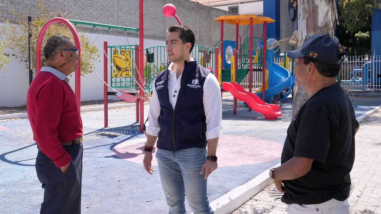 Parque rehabilitado en la colonia Las Plazas en Querétaro con juegos infantiles y luminarias nuevas