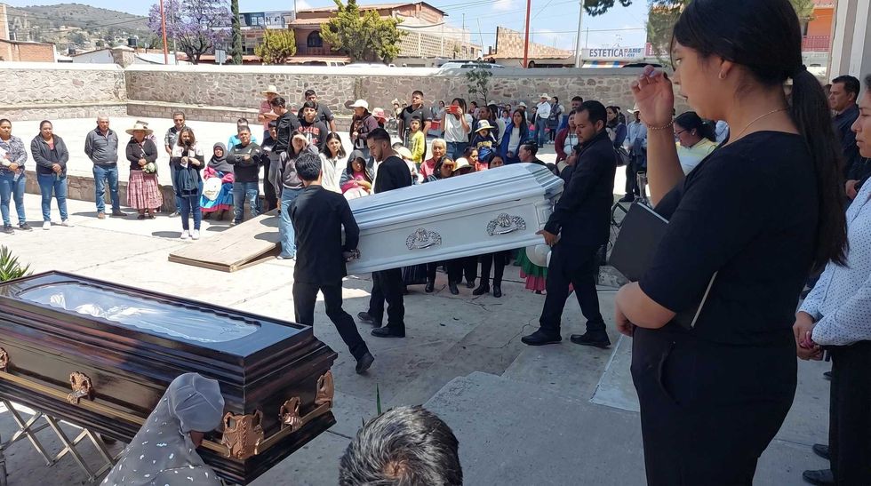 Parroquia de San Ildefonso Tultepec, Amealco, durante las misas de cuerpo presente por las nueve v\u00edctimas del accidente de la carretera estatal 310