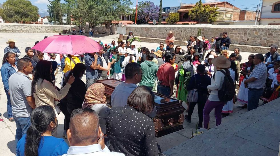 Parroquia de San Ildefonso Tultepec, Amealco, durante las misas de cuerpo presente por las nueve v\u00edctimas del accidente de la carretera estatal 310