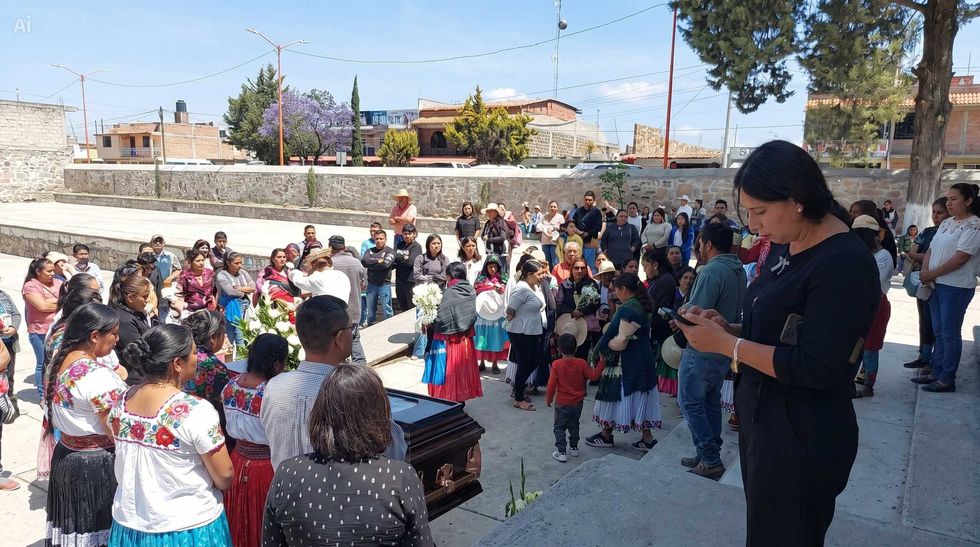 Parroquia de San Ildefonso Tultepec, Amealco, durante las misas de cuerpo presente por las nueve v\u00edctimas del accidente de la carretera estatal 310