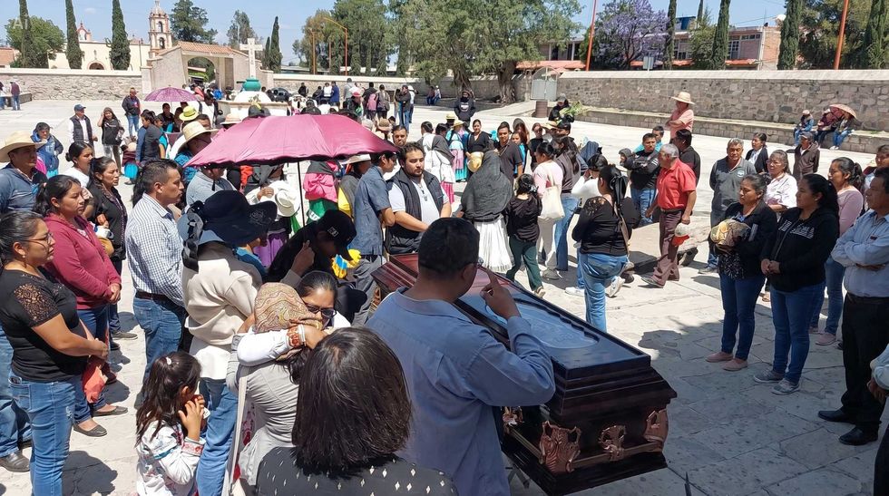 Parroquia de San Ildefonso Tultepec, Amealco, durante las misas de cuerpo presente por las nueve v\u00edctimas del accidente de la carretera estatal 310