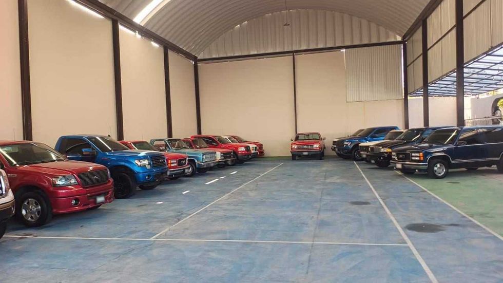 Parte de los veh\u00edculos de alta gama asegurados durante los cateos simult\u00e1neos contra una red delictiva en San Juan del R\u00edo, seg\u00fan fuentes polic\u00edacas