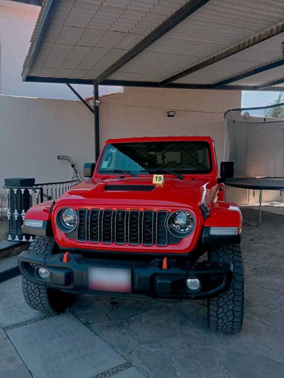 Parte de los veh\u00edculos de alta gama asegurados durante los cateos simult\u00e1neos contra una red delictiva en San Juan del R\u00edo, seg\u00fan fuentes polic\u00edacas