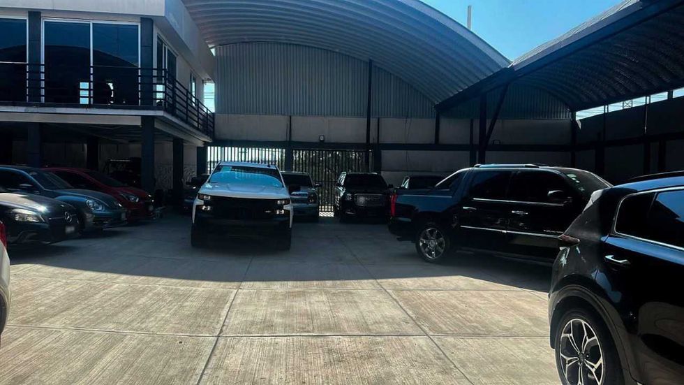 Parte de los veh\u00edculos de alta gama asegurados durante los cateos simult\u00e1neos contra una red delictiva en San Juan del R\u00edo, seg\u00fan fuentes polic\u00edacas