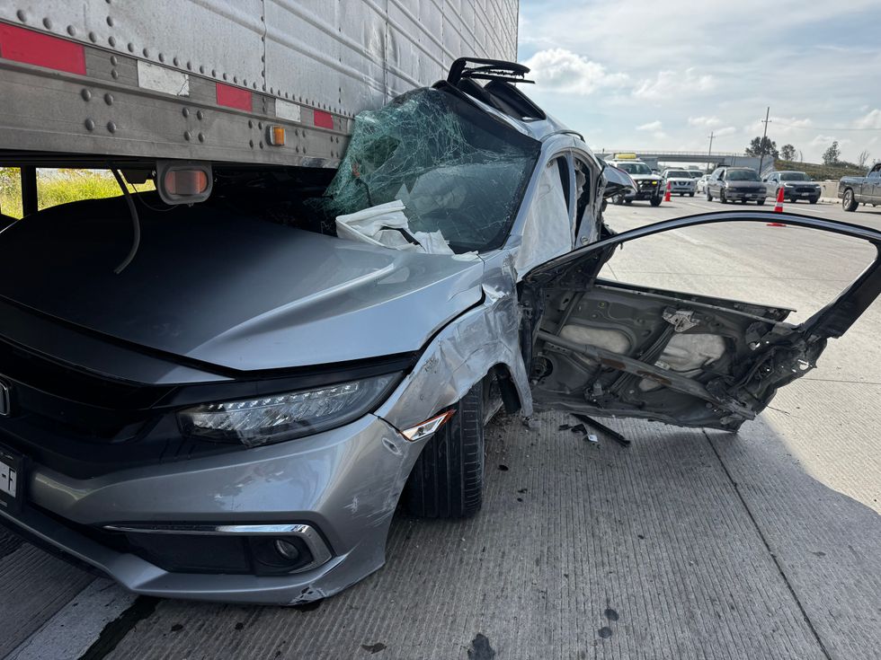 Parte frontal da\u00f1ada del autom\u00f3vil accidentado en la autopista M\u00e9xico-Quer\u00e9taro
