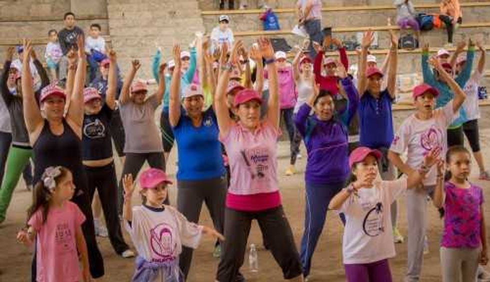 Participan esposas de candidatos del PAN en clase de zumba.