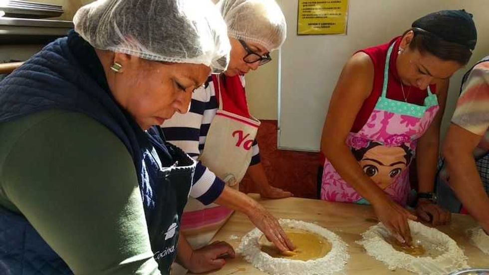 participan mas de 200 personas en taller de pan de muerto 1