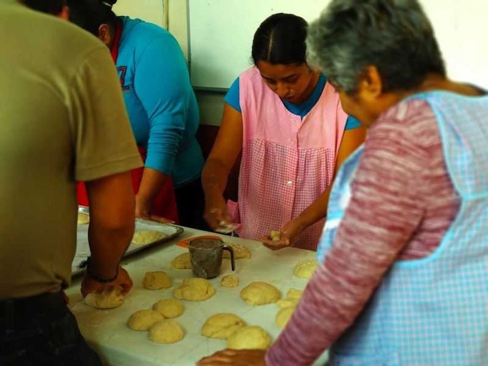 participan mas de 200 personas en taller de pan de muerto 8