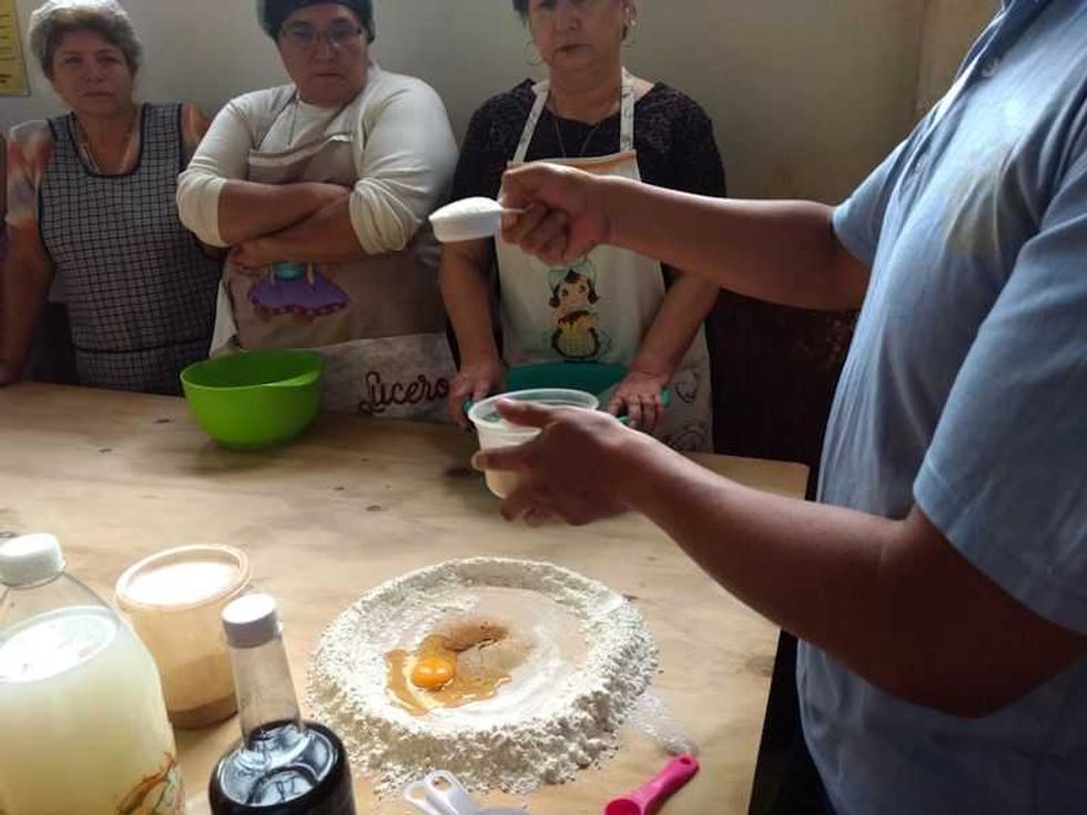 participan mas de 200 personas en taller de pan de muerto