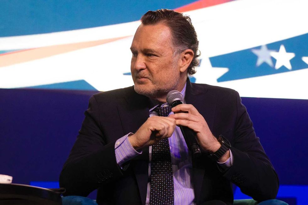 Participante con micr\u00f3fono en la Convenci\u00f3n Binacional M\u00e9xico-Estados Unidos, donde se expuso la inversi\u00f3n de Estados Unidos en Quer\u00e9taro