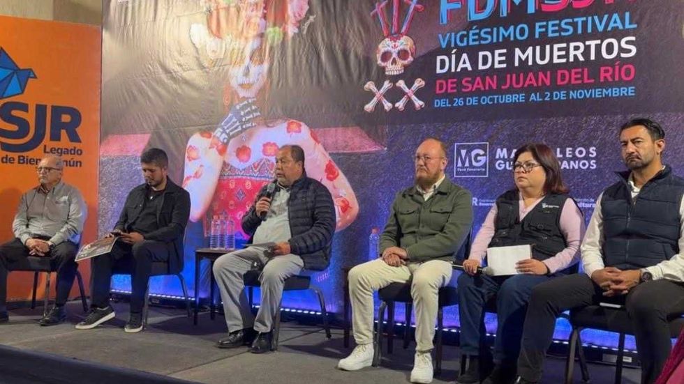Participante con micr\u00f3fono en la presentaci\u00f3n del Festival de D\u00eda de Muertos de San Juan del R\u00edo
