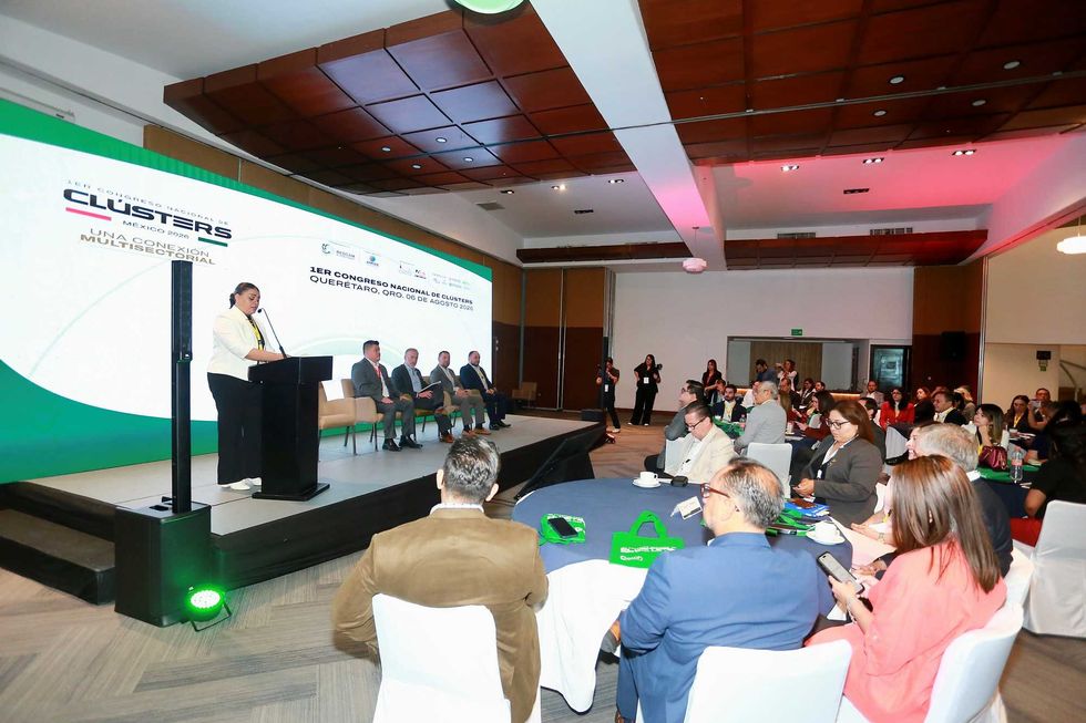 Participante en el panel "Los cl\u00fasteres como motor de desarrollo" durante el congreso celebrado en Quer\u00e9taro