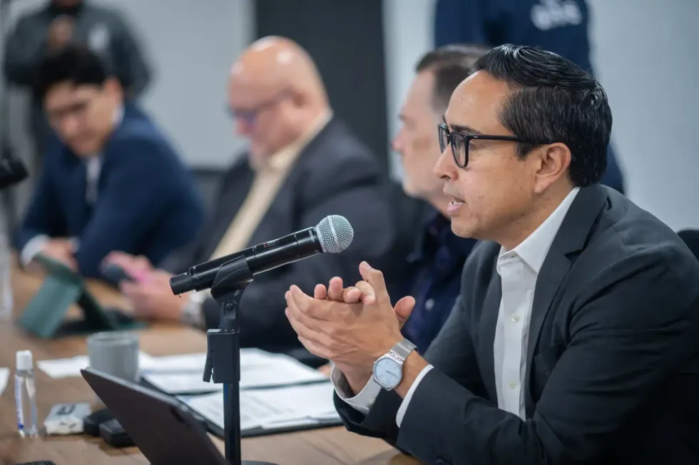 Participante expone ante funcionarios durante una mesa de trabajo sobre inversiones.