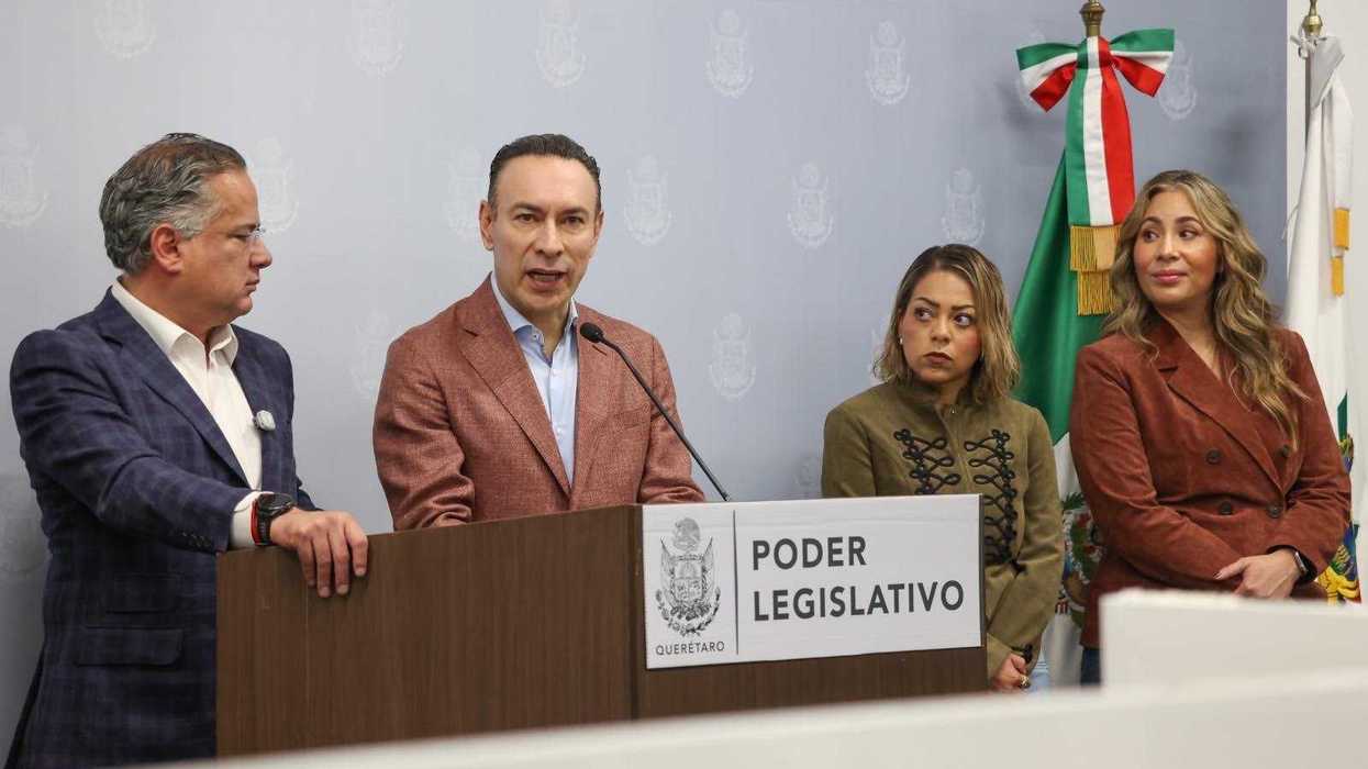 Participantes de la conferencia de Morena sobre la Glosa del Quinto Informe, ante el atril del Poder Legislativo de Querétaro.