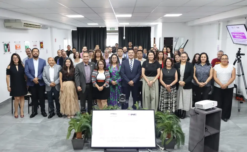 Participantes de la conferencia sobre democracia digital posan en el IEEQ.