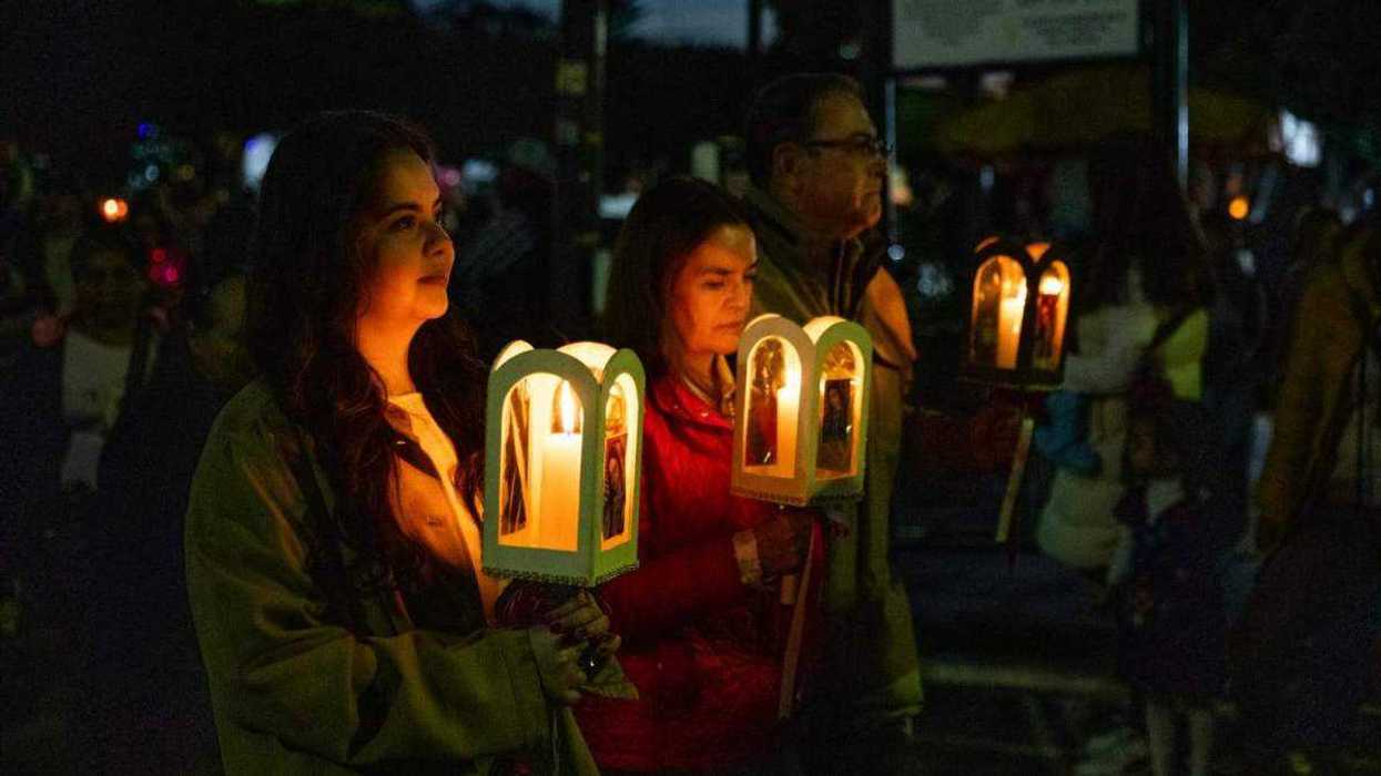 Participantes de la Procesión de los Farolitos iluminan calles del Centro Histórico de San Juan del Río durante celebración guadalupana 2025.