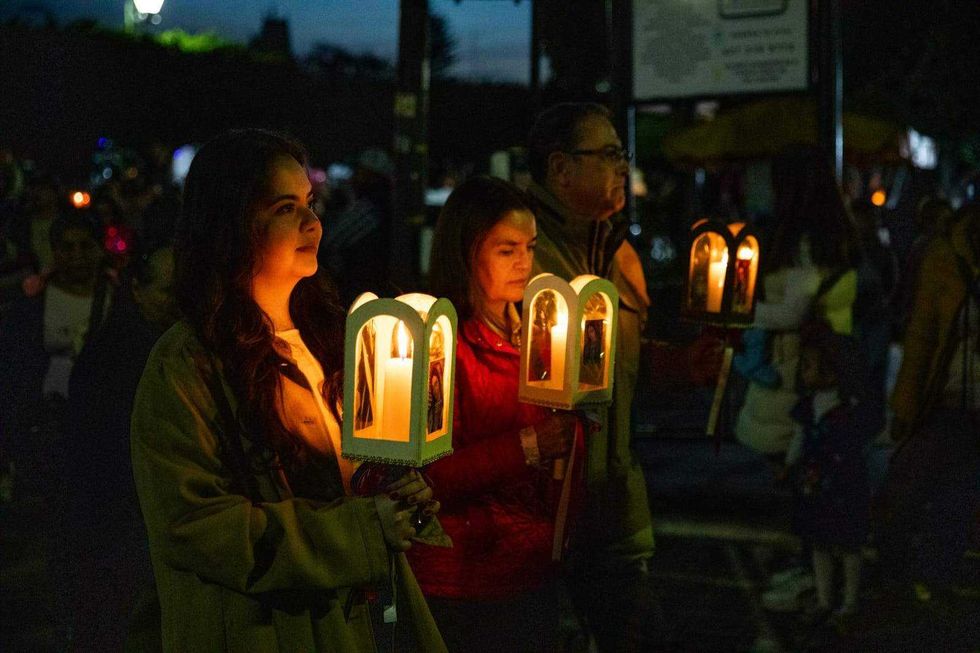 Participantes de la Procesión de los Farolitos iluminan calles del Centro Histórico de San Juan del Río durante celebración guadalupana 2025.
