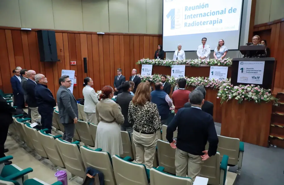 Participantes de la Reuni\u00f3n Internacional de Radioterapia posan en auditorio del IMSS