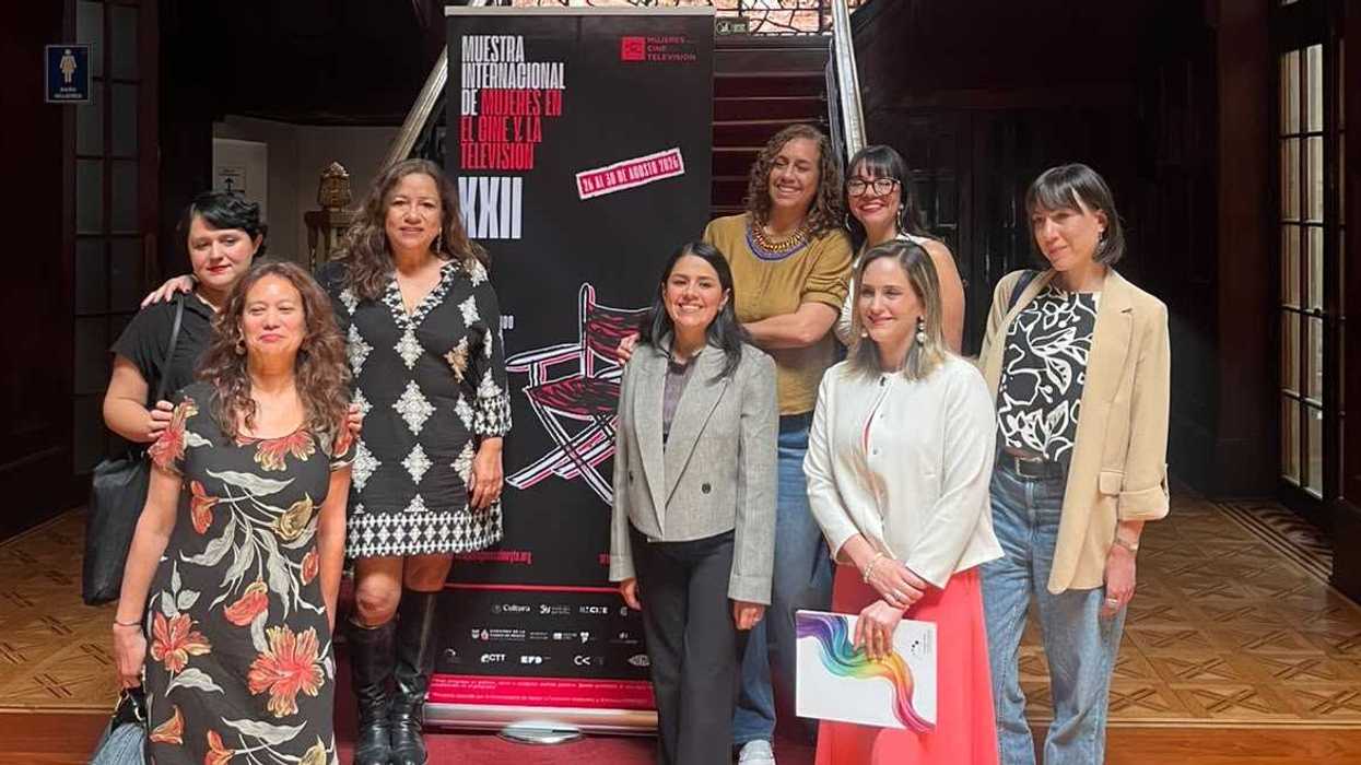 Participantes de la XXII Muestra Internacional de Mujeres en el Cine y la Televisión posan en la escalinata de la Casa Universitaria del Libro de la UNAM, ante el roll-up del evento, agosto de 2026.