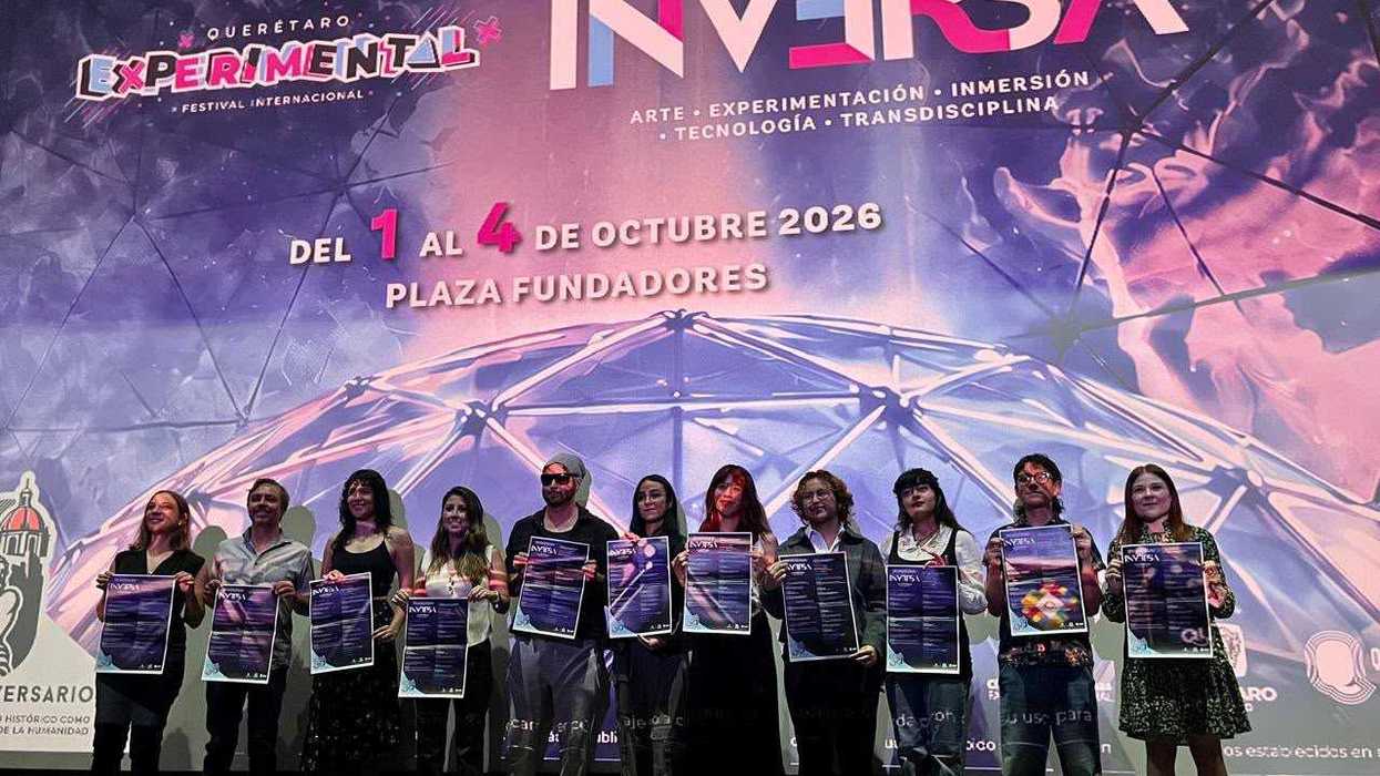 Participantes de pie en el escenario durante la presentación de INVERSA, Festival Querétaro Experimental 2026, ante una pantalla que anuncia el festival del 1 al 4 de octubre en Plaza Fundadores.