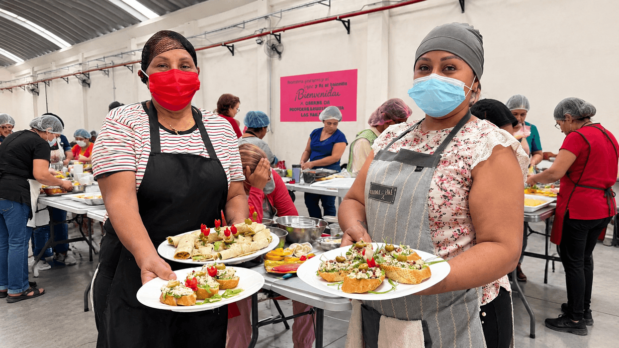 Participantes del Centro de Empoderamiento para las Mujeres muestran platillos preparados en el taller de gastronomía, en Querétaro.