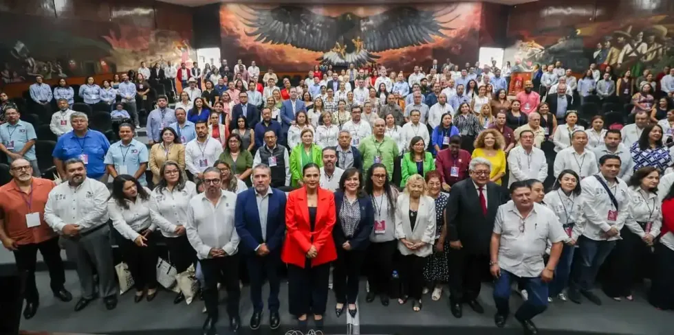 Participantes del Congreso CONTU 2026 frente al Aula Forense de la UAQ en Quer\u00e9taro