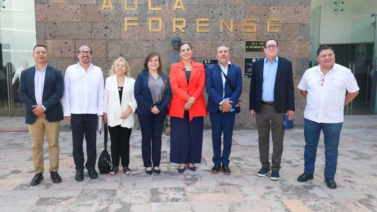 Participantes del Congreso CONTU 2026 posan para foto grupal en auditorio de la UAQ con mural al fondo