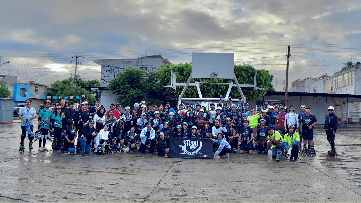 Participantes del Querétaro Maratón Roller 2026 posan con la manta de Street Rollers Qro en la zona de meta