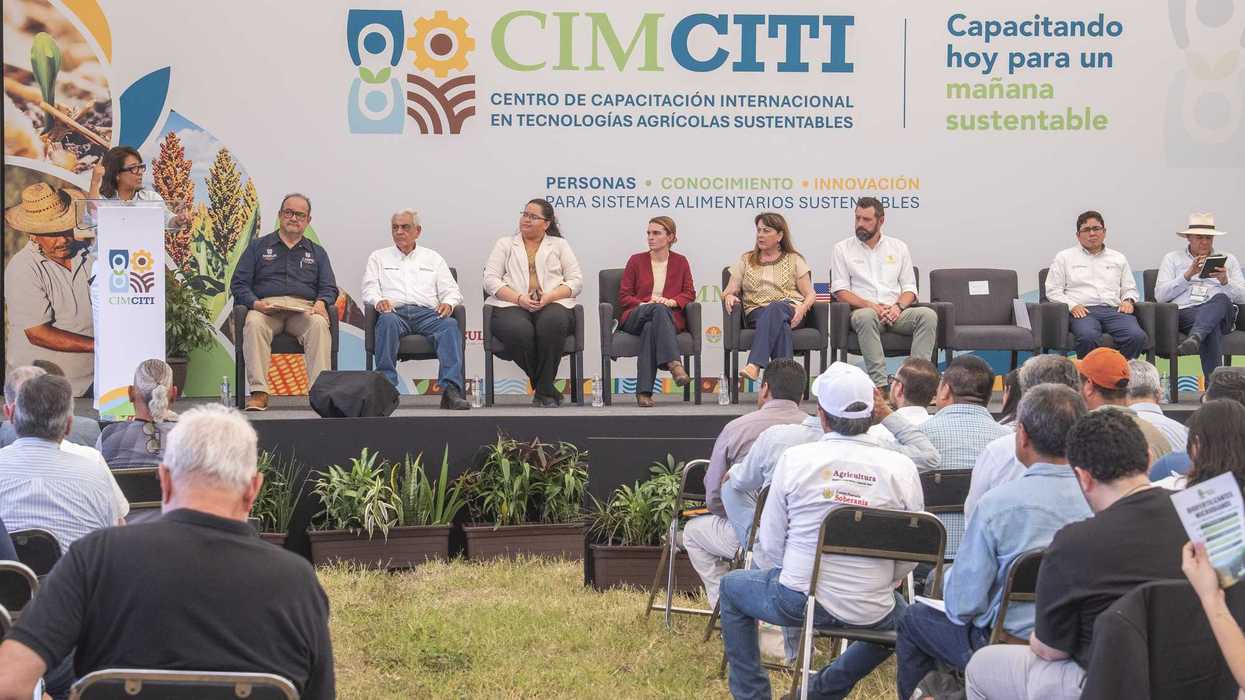 Participantes en el presídium de la inauguración del CIMCITI, con la secretaria de Agricultura hablando en el podio.