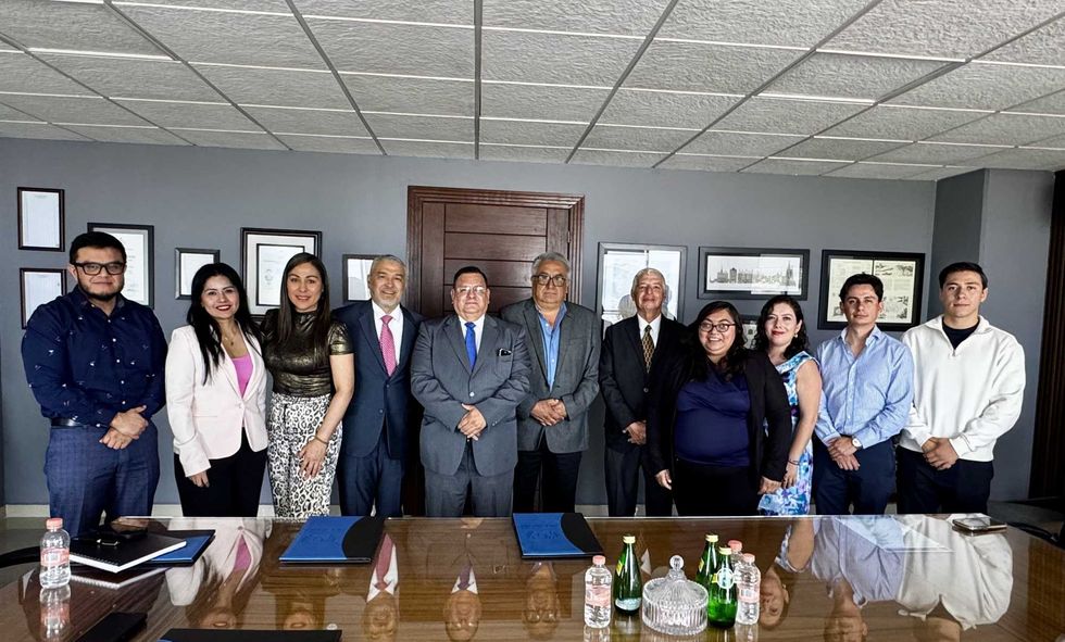 Participantes en la firma del convenio de pr\u00e1cticas profesionales entre Notar\u00eda 13 y Universidad Privada del Baj\u00edo en San Juan del R\u00edo