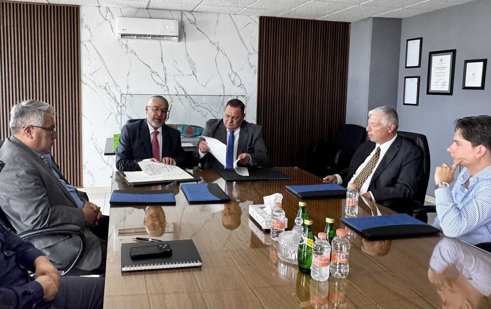 Participantes en la firma del convenio de pr\u00e1cticas profesionales entre Notar\u00eda 13 y Universidad Privada del Baj\u00edo en San Juan del R\u00edo